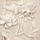 Bajorelief avec des fleurs. Relief avec des fleurs. Fleurs en relief.