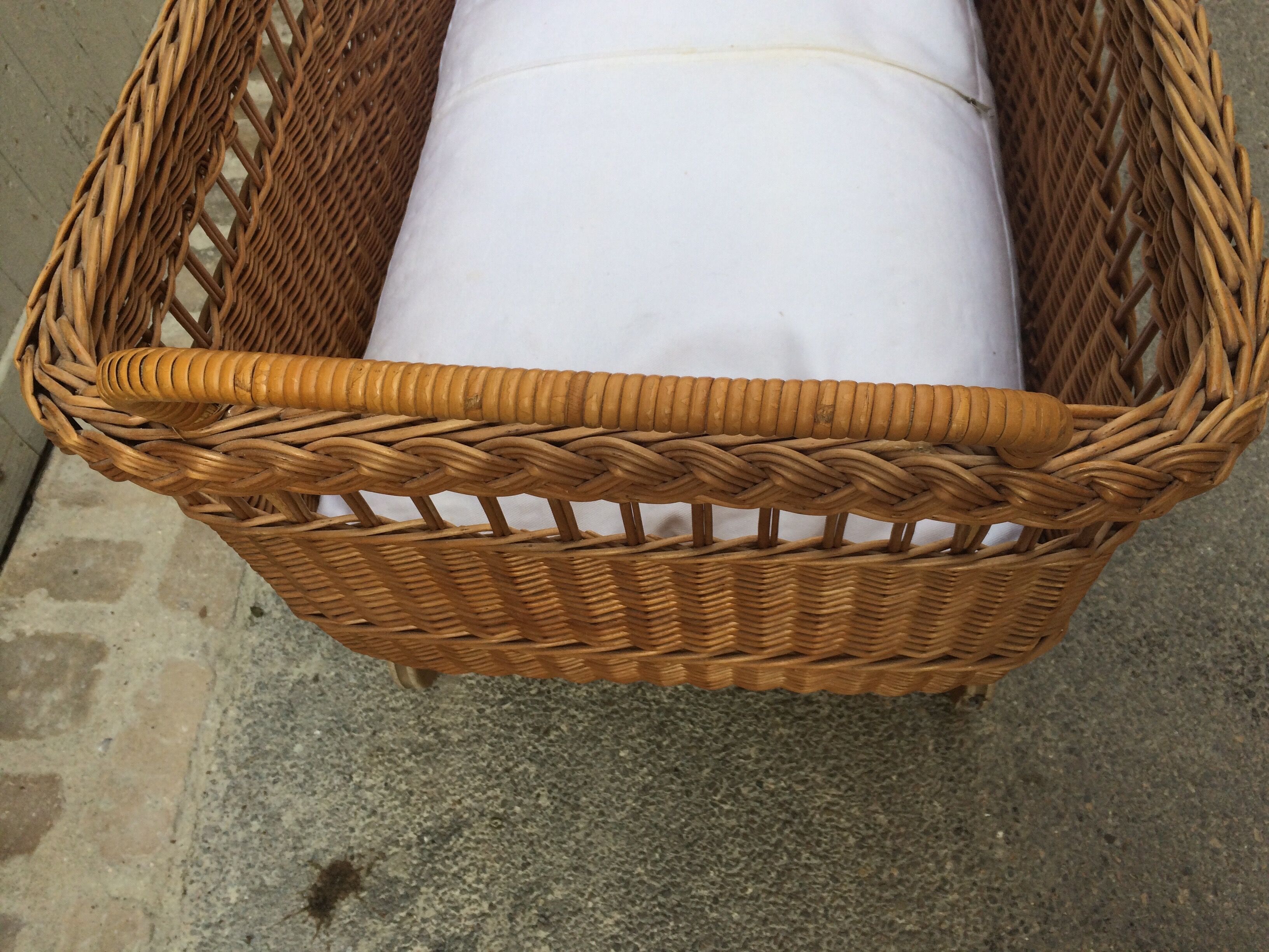 Large cradle wicker vintage organic mattress with "sound"