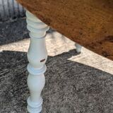 Oval folding table