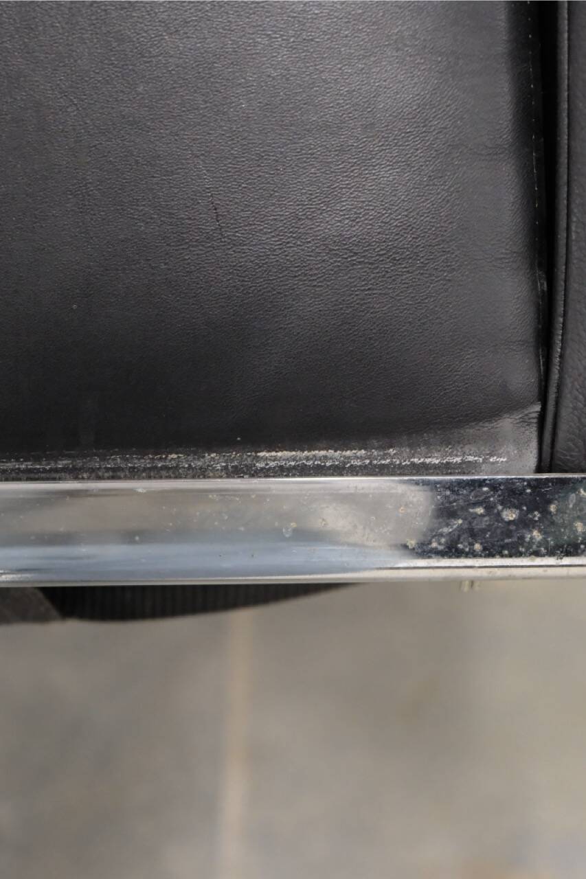 LC2 armchair in black leather – Design Le Corbusier, Pierre Jeanneret & Charlotte Perriand