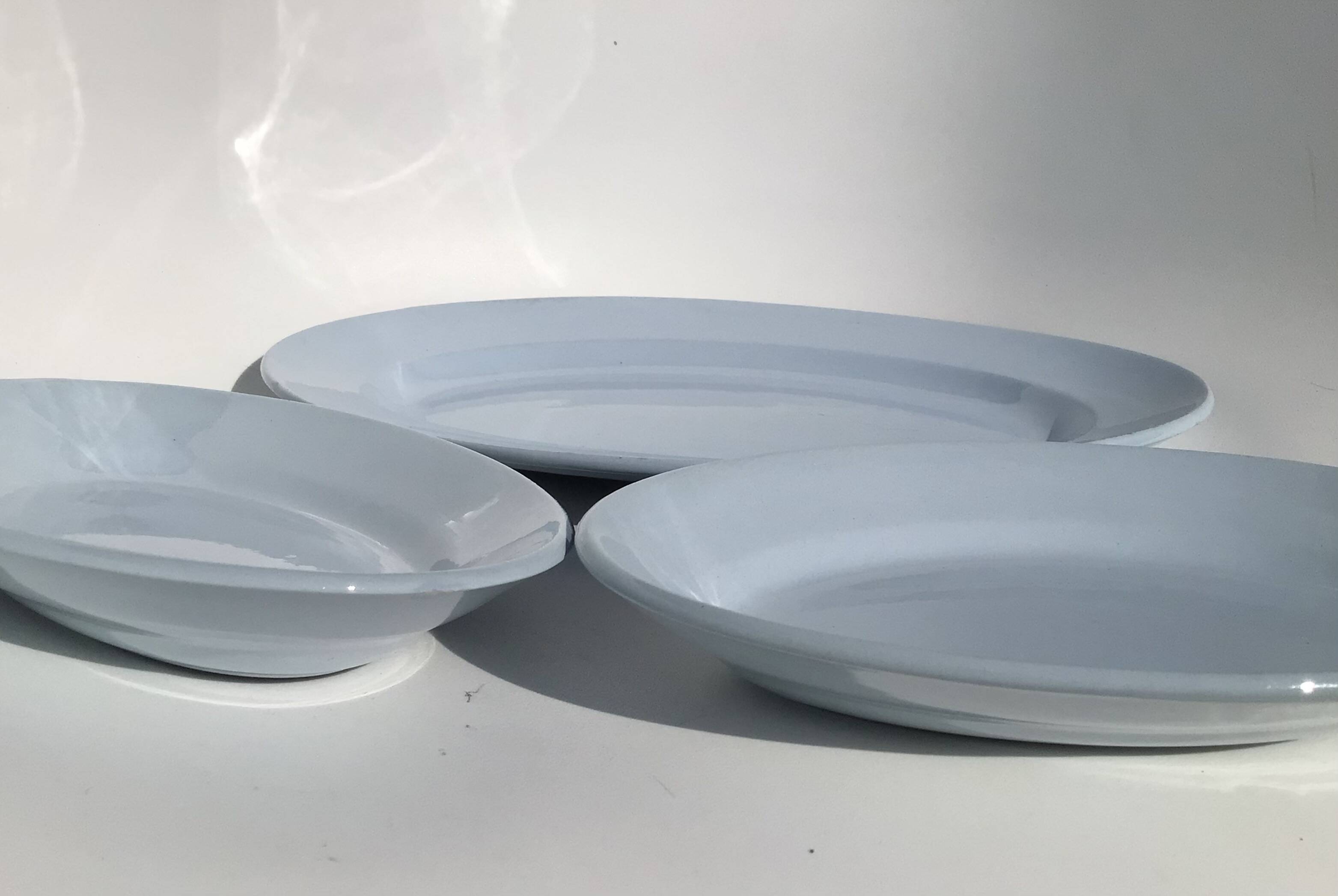 Plat ovale et deux ramequins assortis 50’s ciel