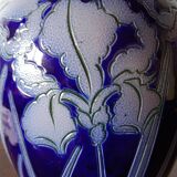Betschdorf - Grand Vase aux Iris en grès émaillé bleu cobalt