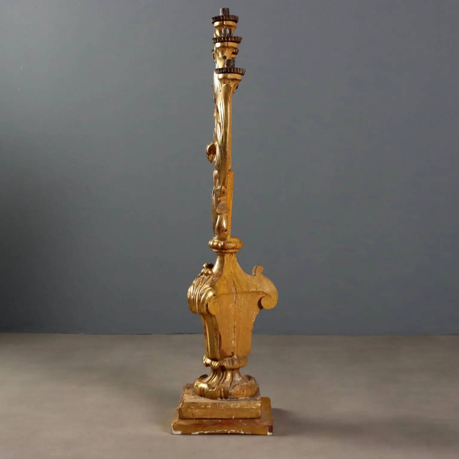 Paire de candélabres anciens en bois sculpté et doré, 5 lumières, XVIIIe siècle