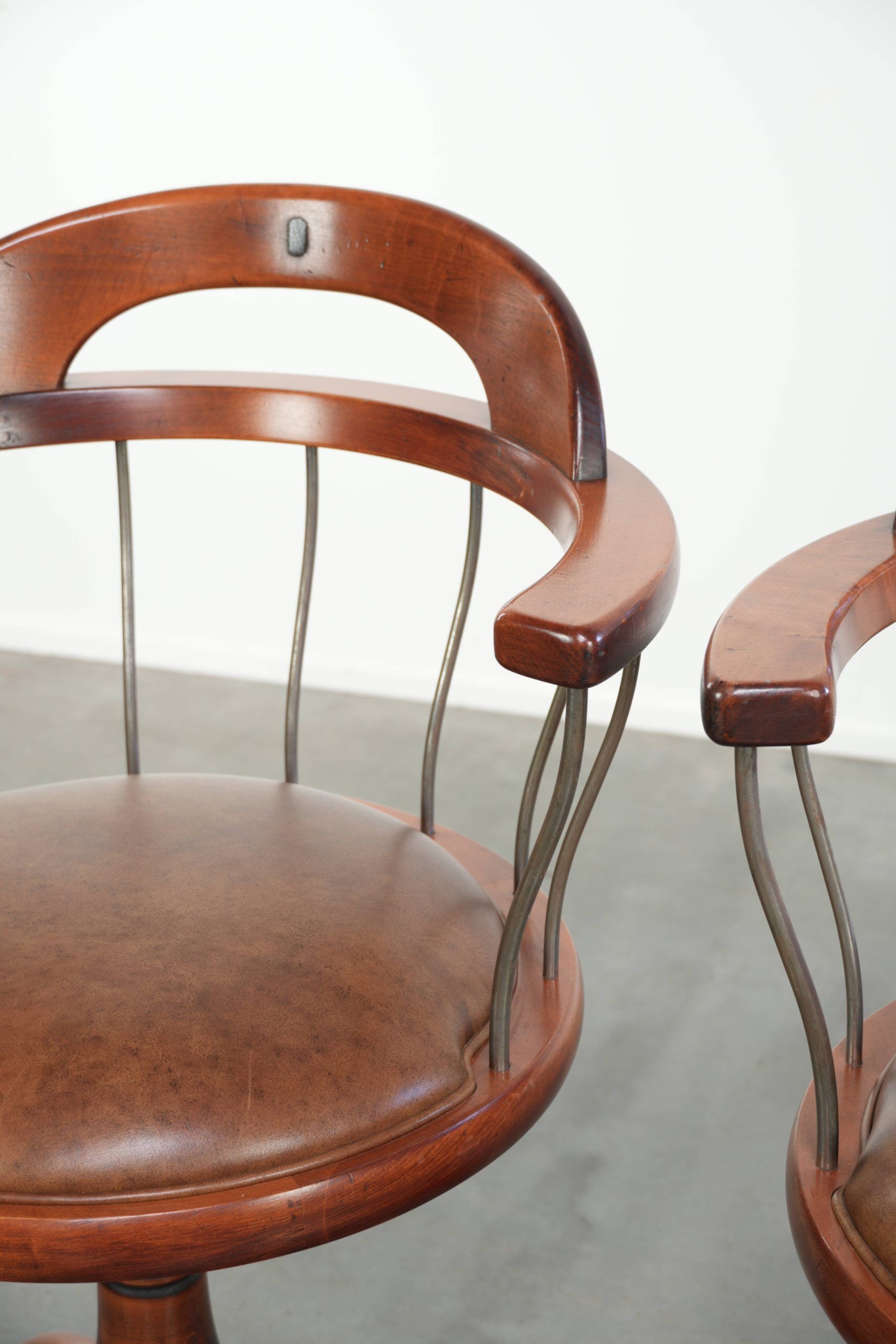 Ensemble de 3 chaises de bureau / de côté pivotantes avec un siège en cuir de vache couleur cognac.