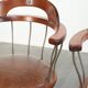 Ensemble de 3 chaises de bureau / de côté pivotantes avec un siège en cuir de vache couleur cognac.