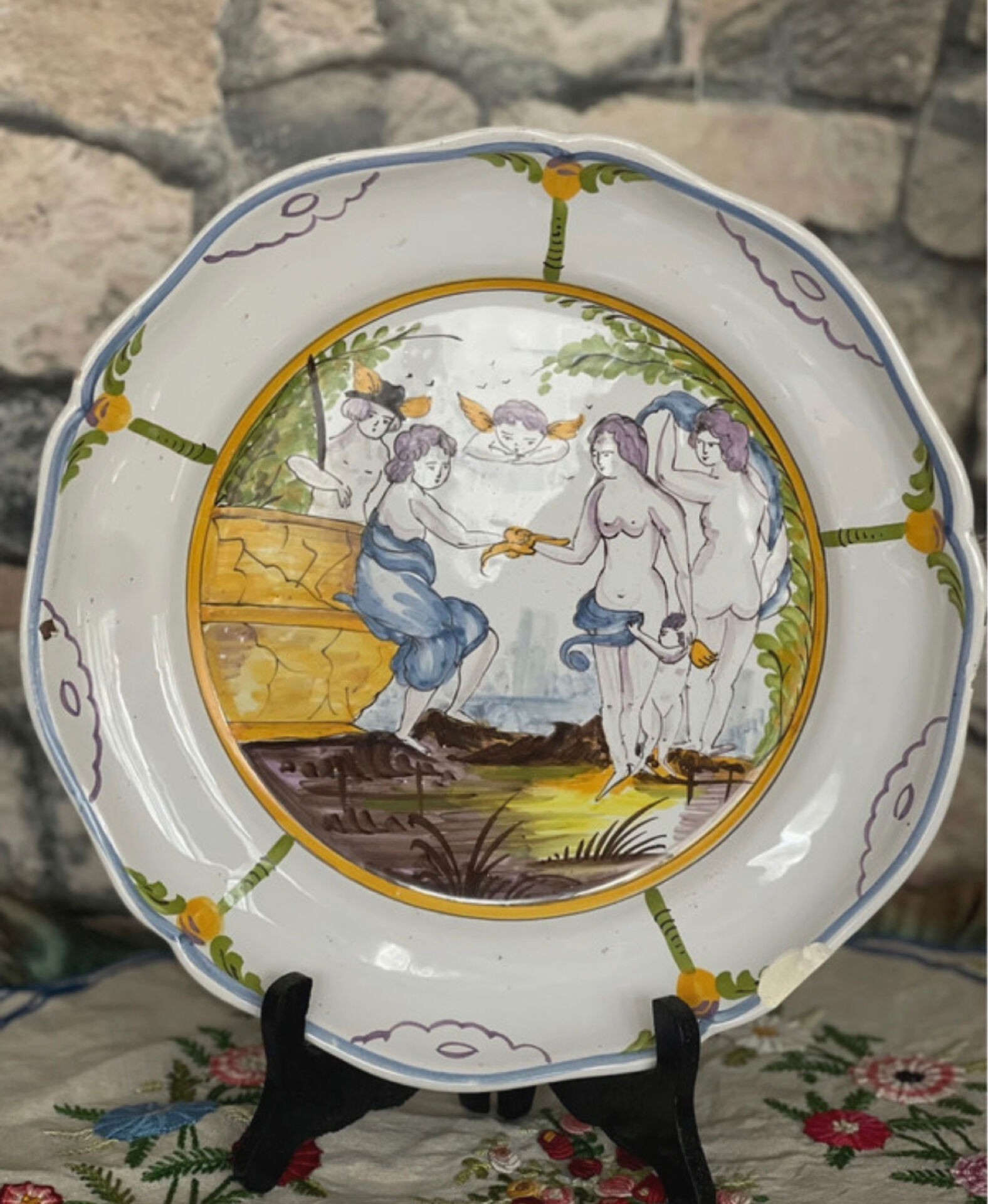 Antique shallow dish in Italian majolica – Mythological decoration