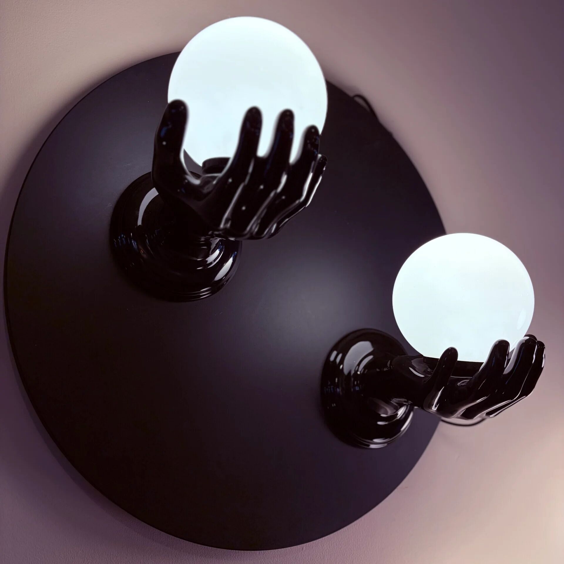 Ensemble de lampes murales en céramique noire, globes opalins, années 1980, Italie