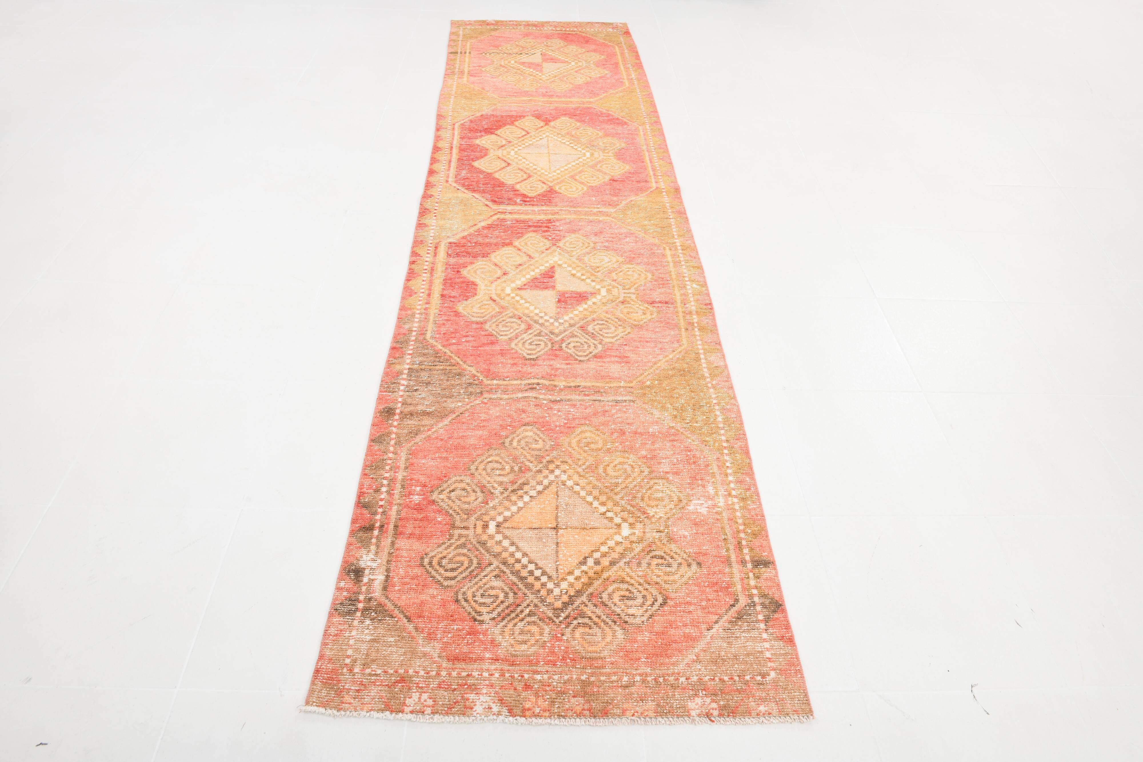 Tapis Couloir Vintage Turc, Rouge Corail, Brun Camel & Beige Géométrique