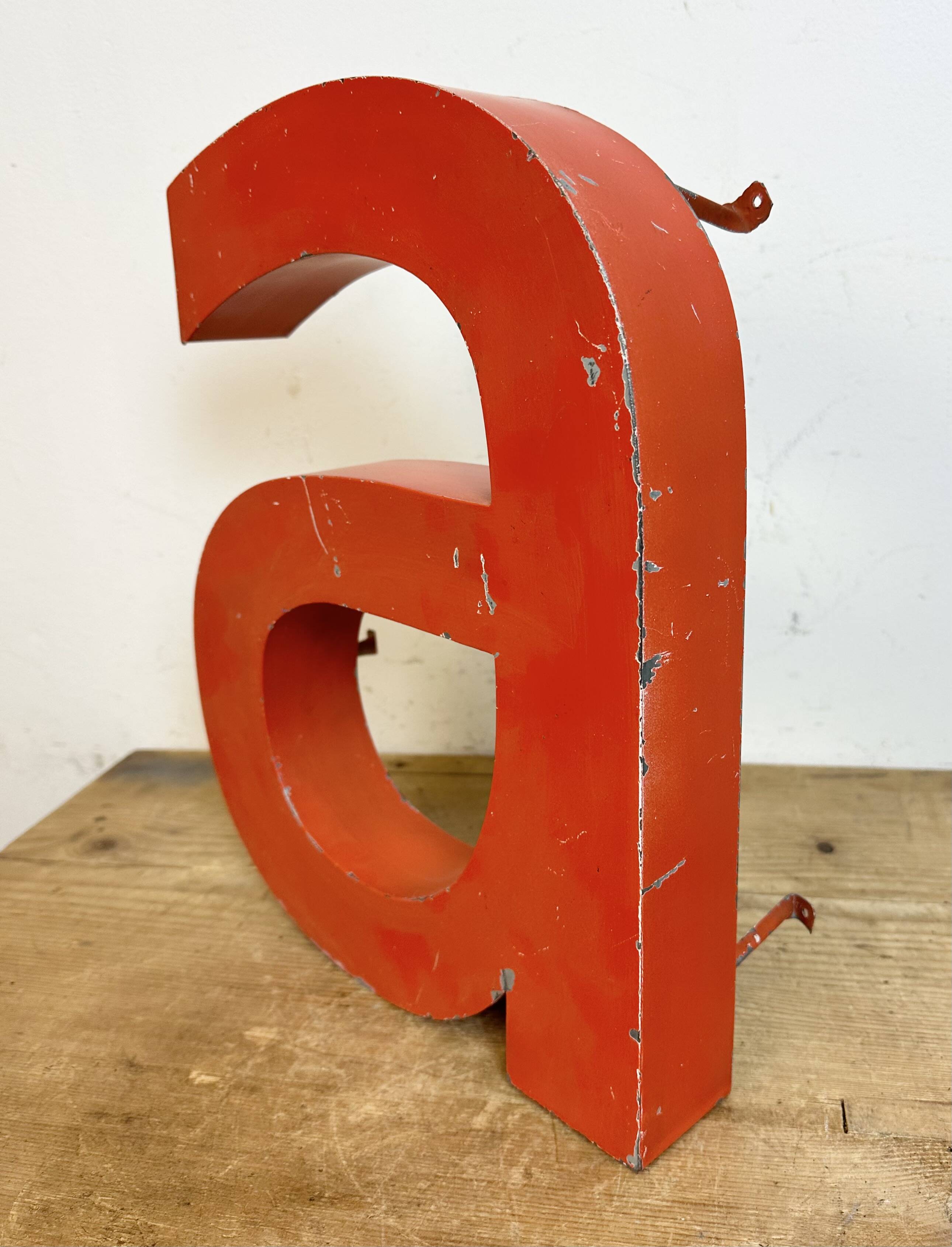 Façade vintage en fer rouge lettre a, 1970s