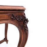 Table richement sculptée, France, fin du XIXe siècle.