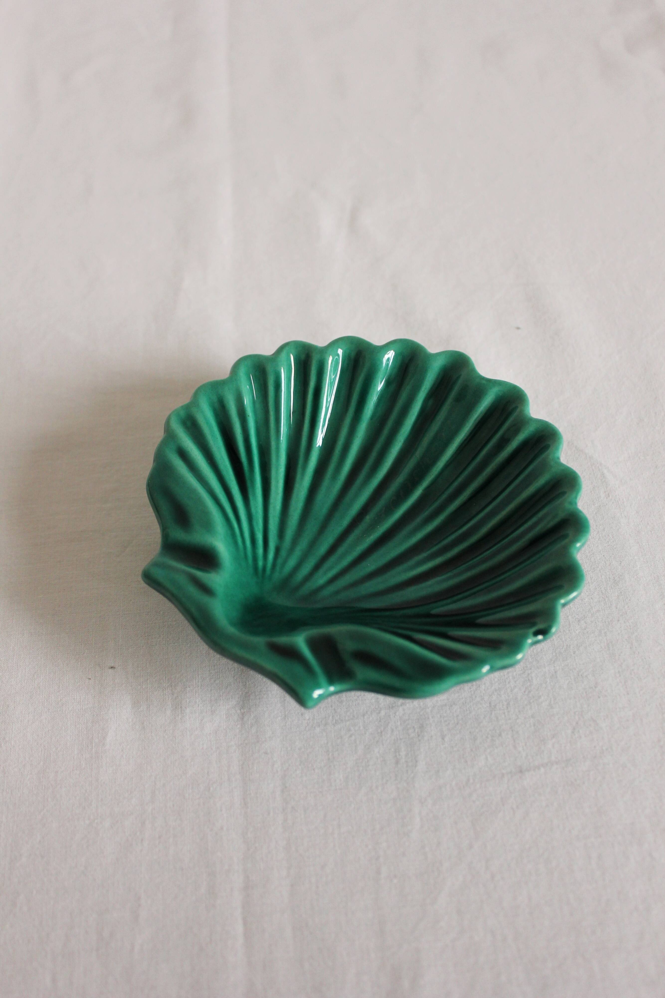 Vintage slurry shell ashtray