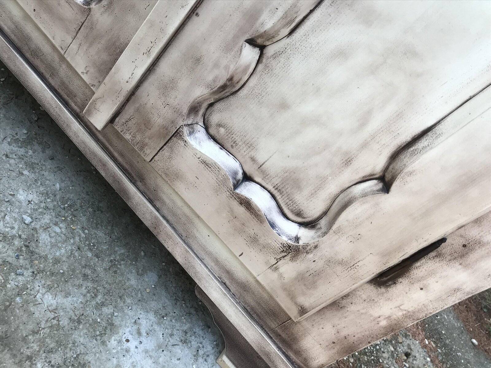 Armoire double avec motif floral peint à la main