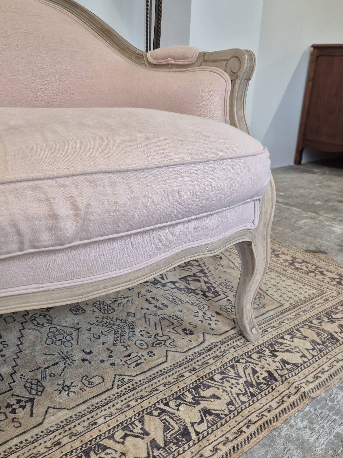 Louis XV style bench sofa in pink fabric and burlap
