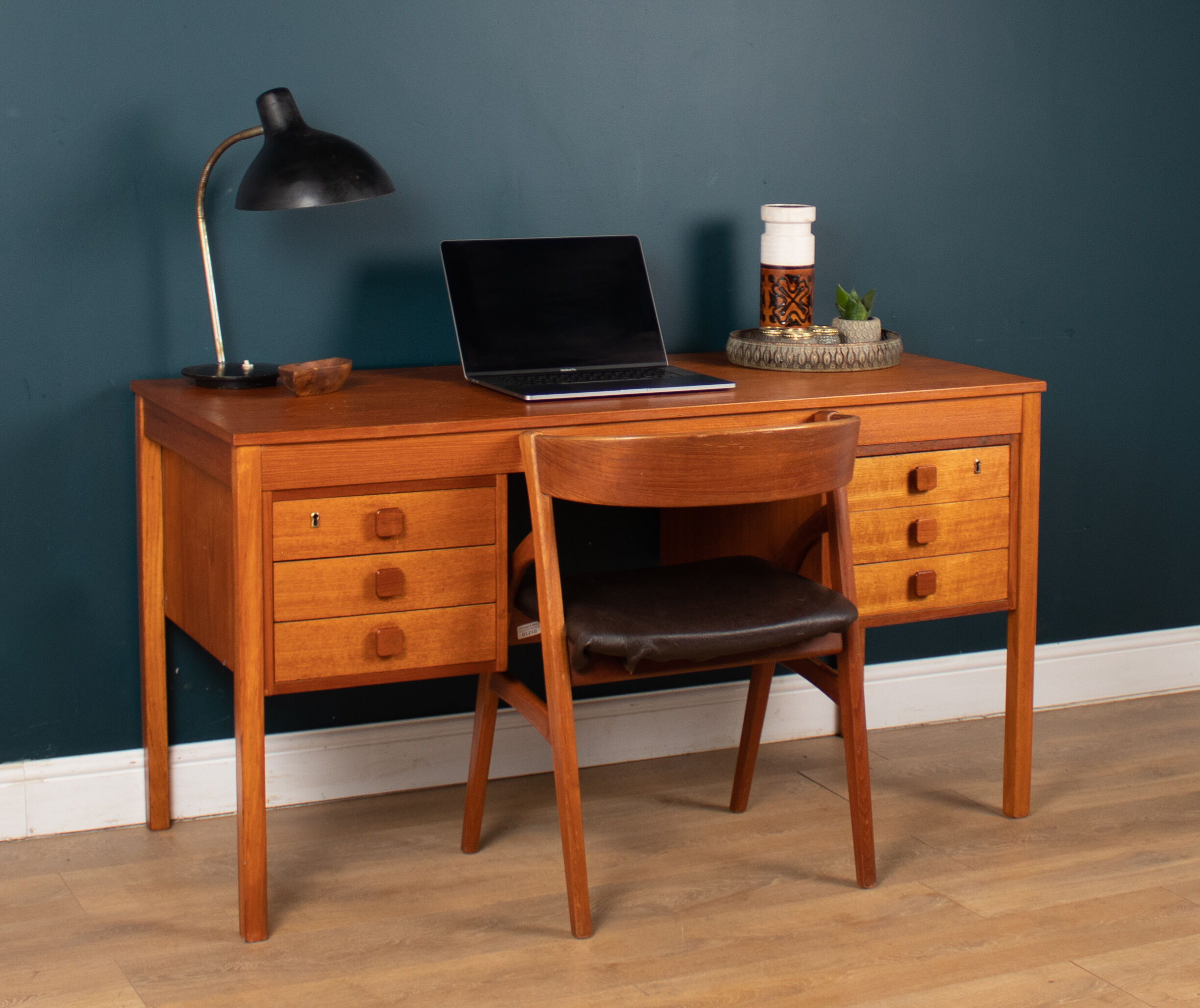 Bureau rétro des années 1960 danois en teak par Domino Mobler