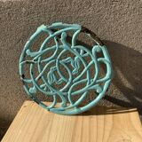 Dessous de plat ancien en fonte émaillée  bleu verte ciselure oiseaux format rond