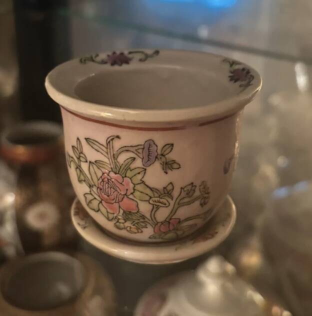 Mini porcelain cache-pot in Chinese style with its saucer.