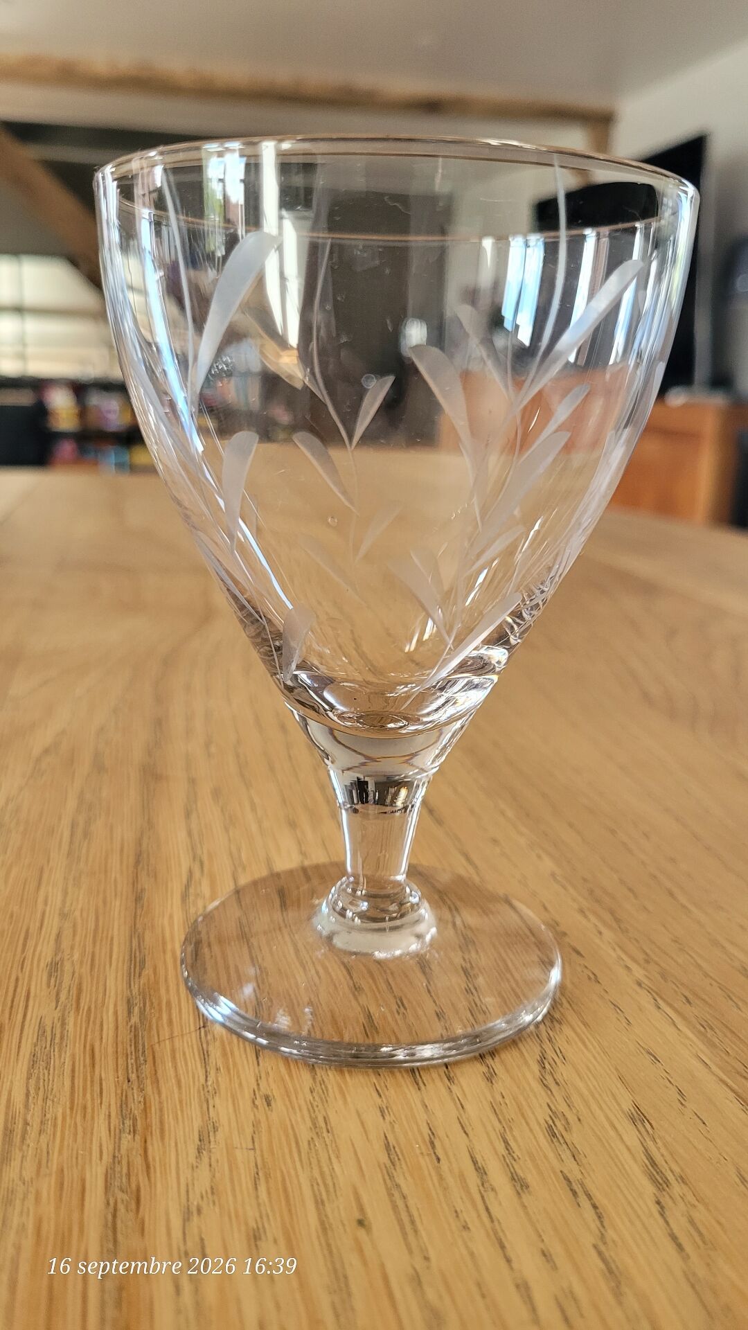 8 verres à pied anciens en verre gravé