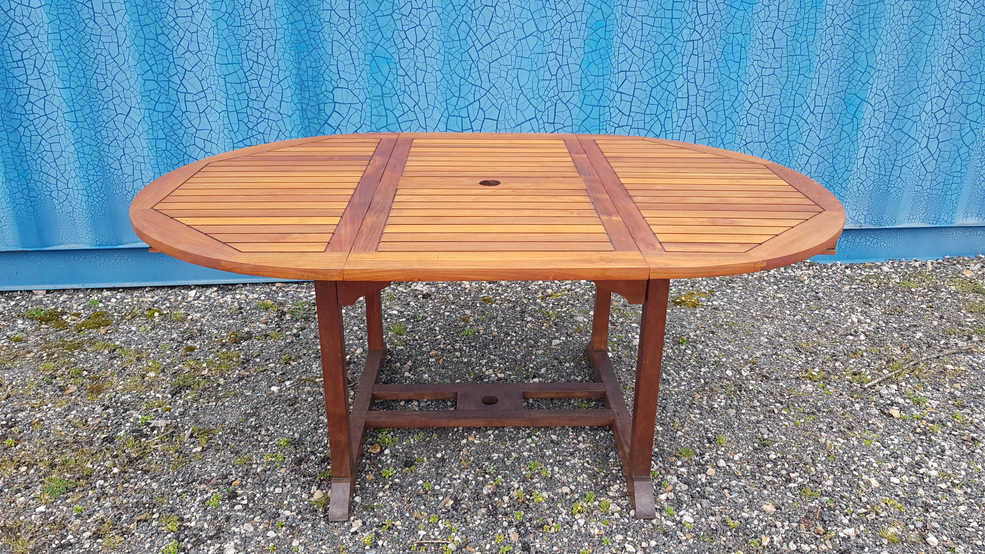 Stretchable garden dining table in solid teak