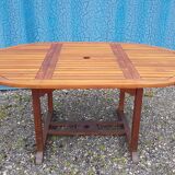 Stretchable garden dining table in solid teak
