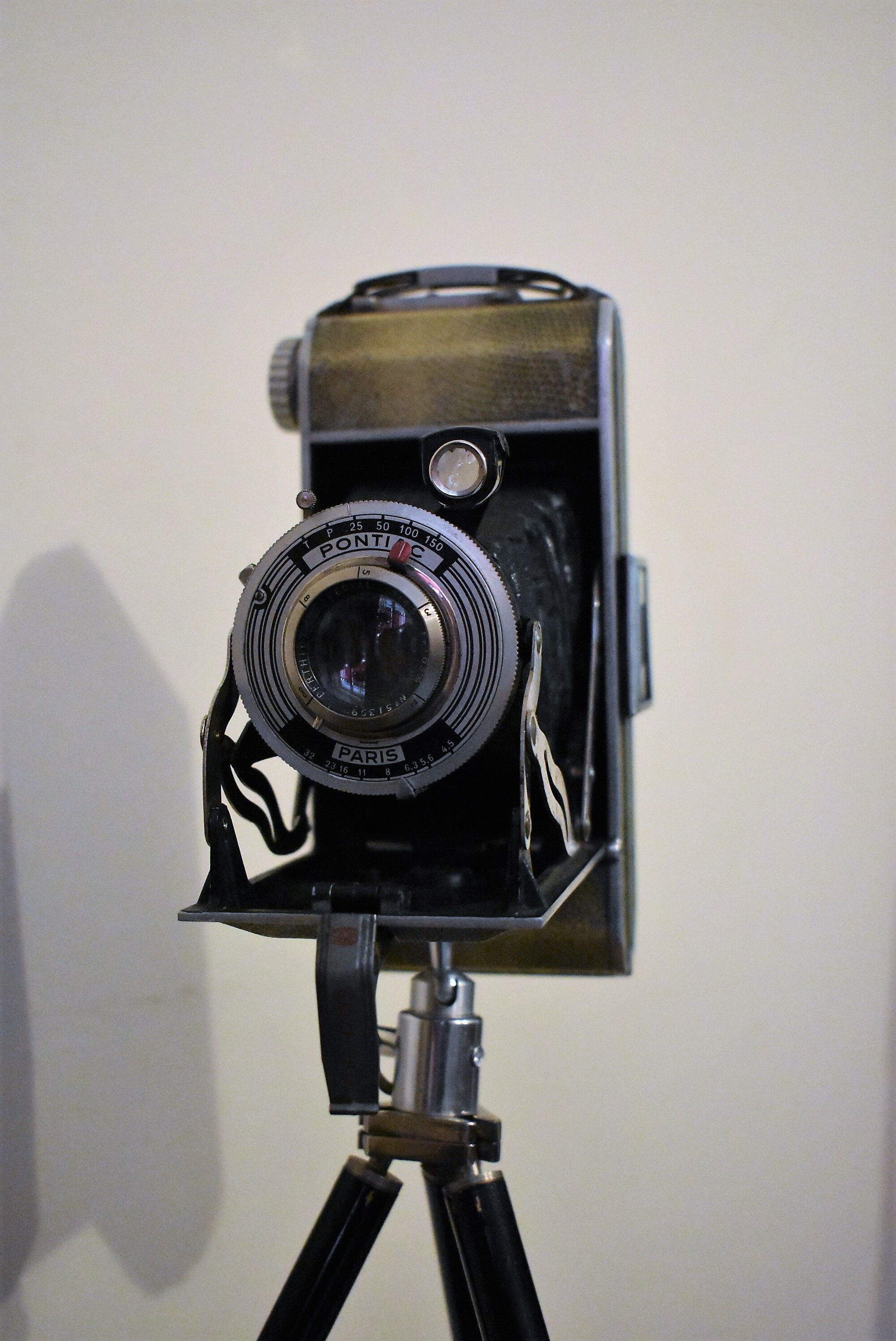 Camera bellows pontiac with his tripods
