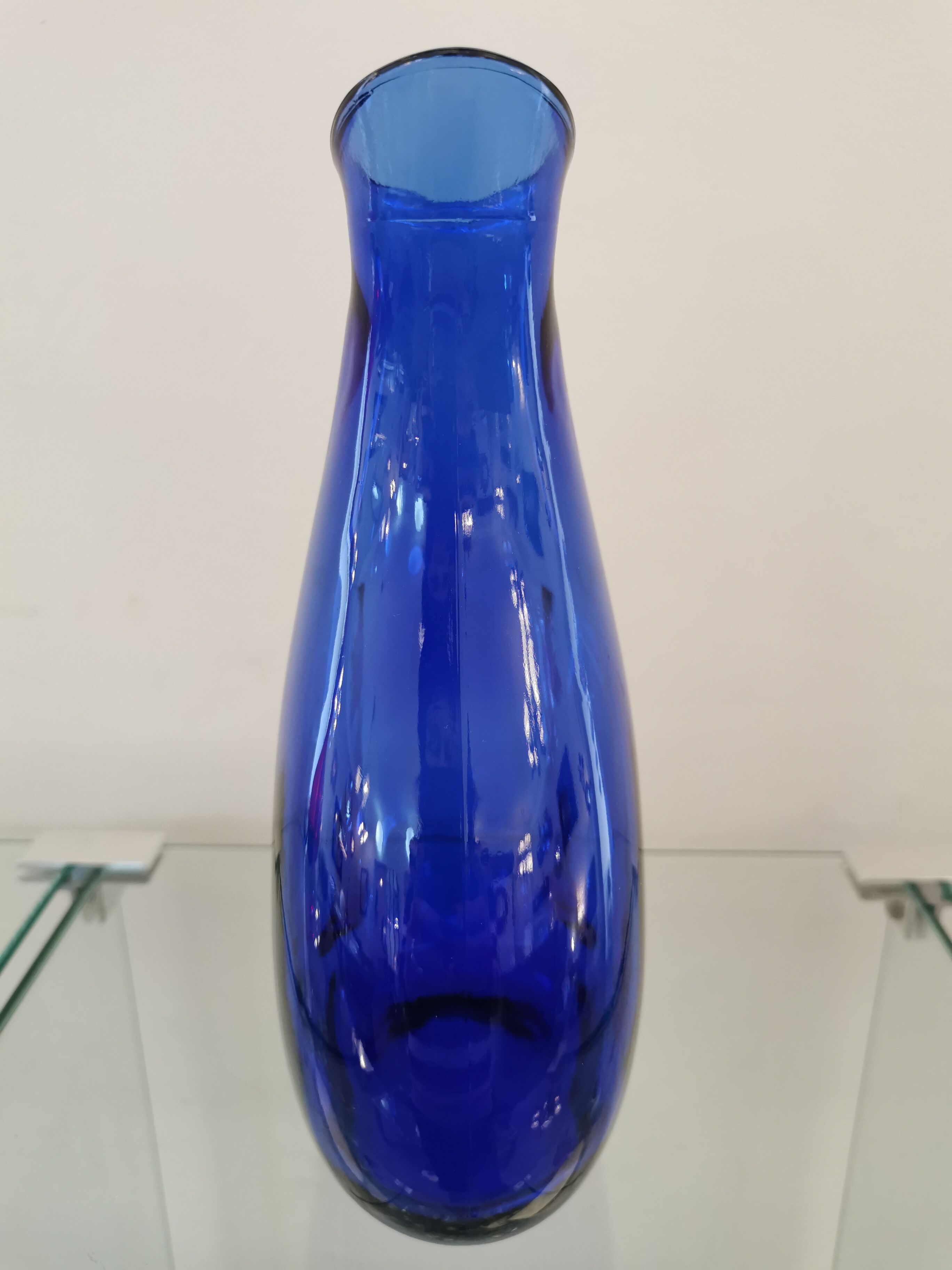 Carafe en verre bleu vintage