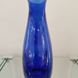 Carafe en verre bleu vintage