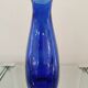 Carafe en verre bleu vintage
