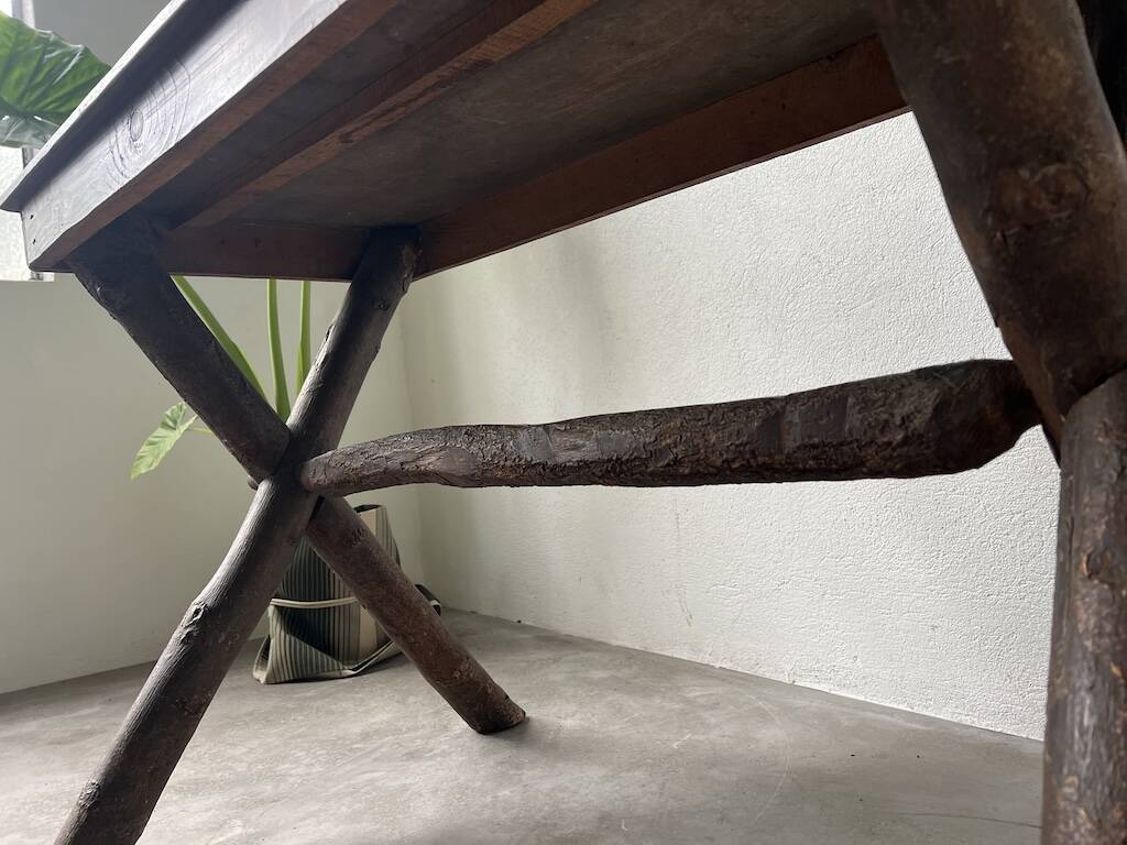 Bureau en noyer massif, art populaire, Savoie, vers 1900