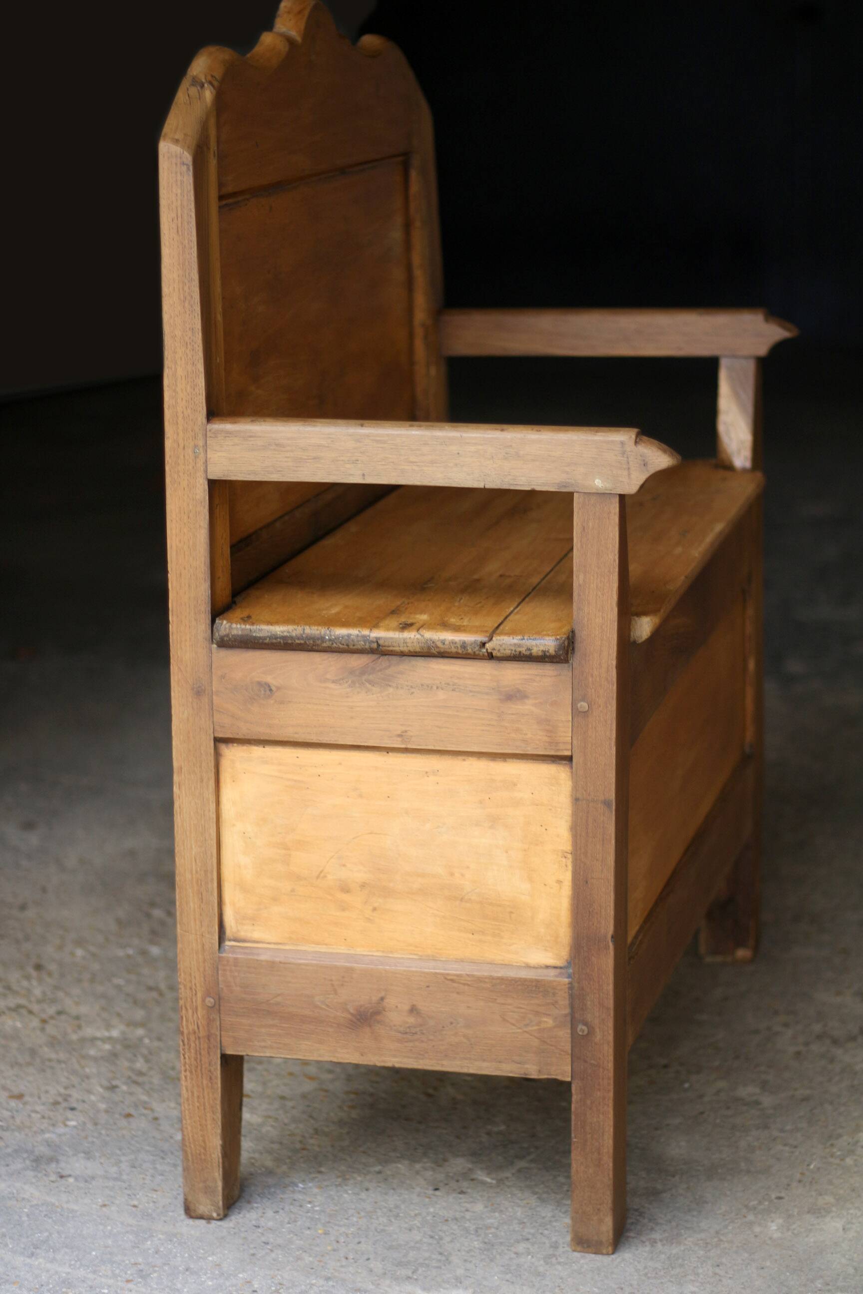 Adorable wooden sacristy bench in light wood. Late 19th century.