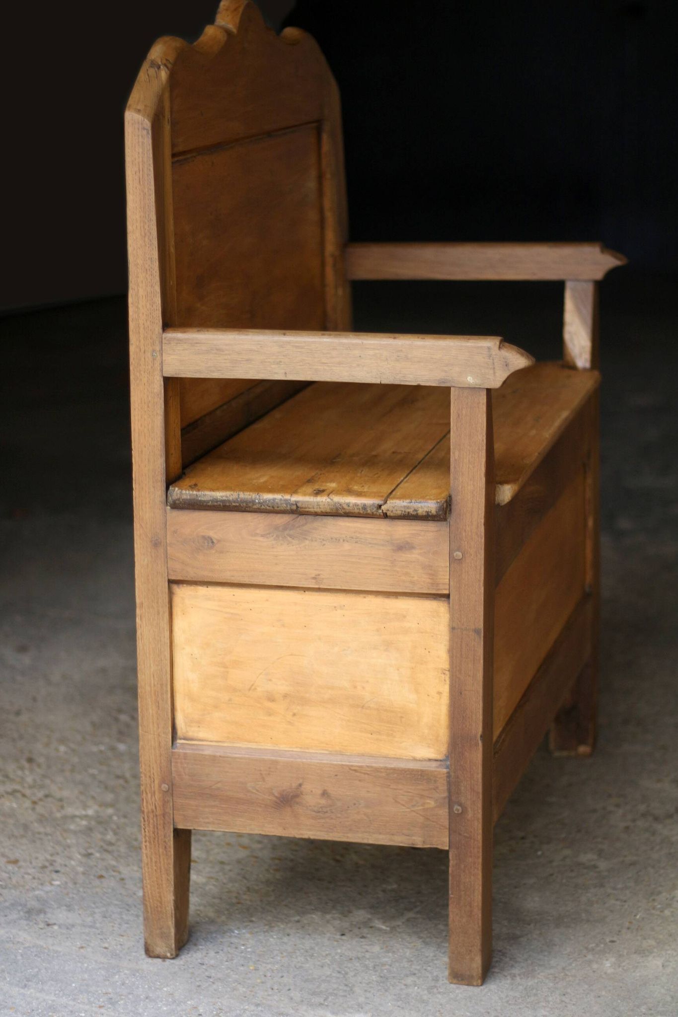 Adorable wooden sacristy bench in light wood. Late 19th century.
