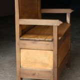 Adorable wooden sacristy bench in light wood. Late 19th century.