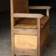 Adorable banc de sacristie en bois blond. Fin XIXeme.