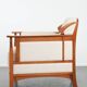 Fauteuil au design Art Nouveau avec un revêtement en tissu léger et luxueux.