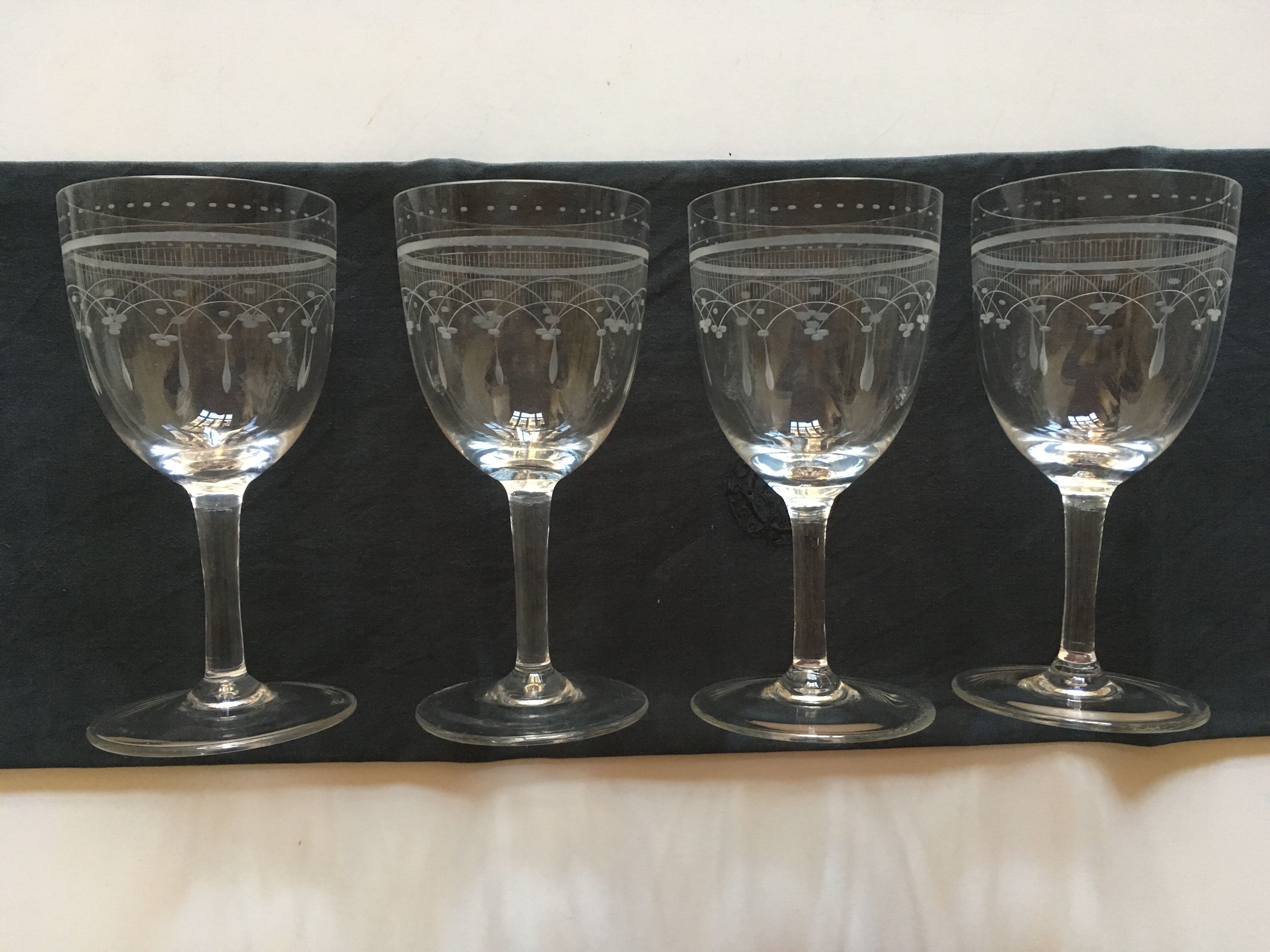 Set of 4 glasses of crystal 18th engraved decoration