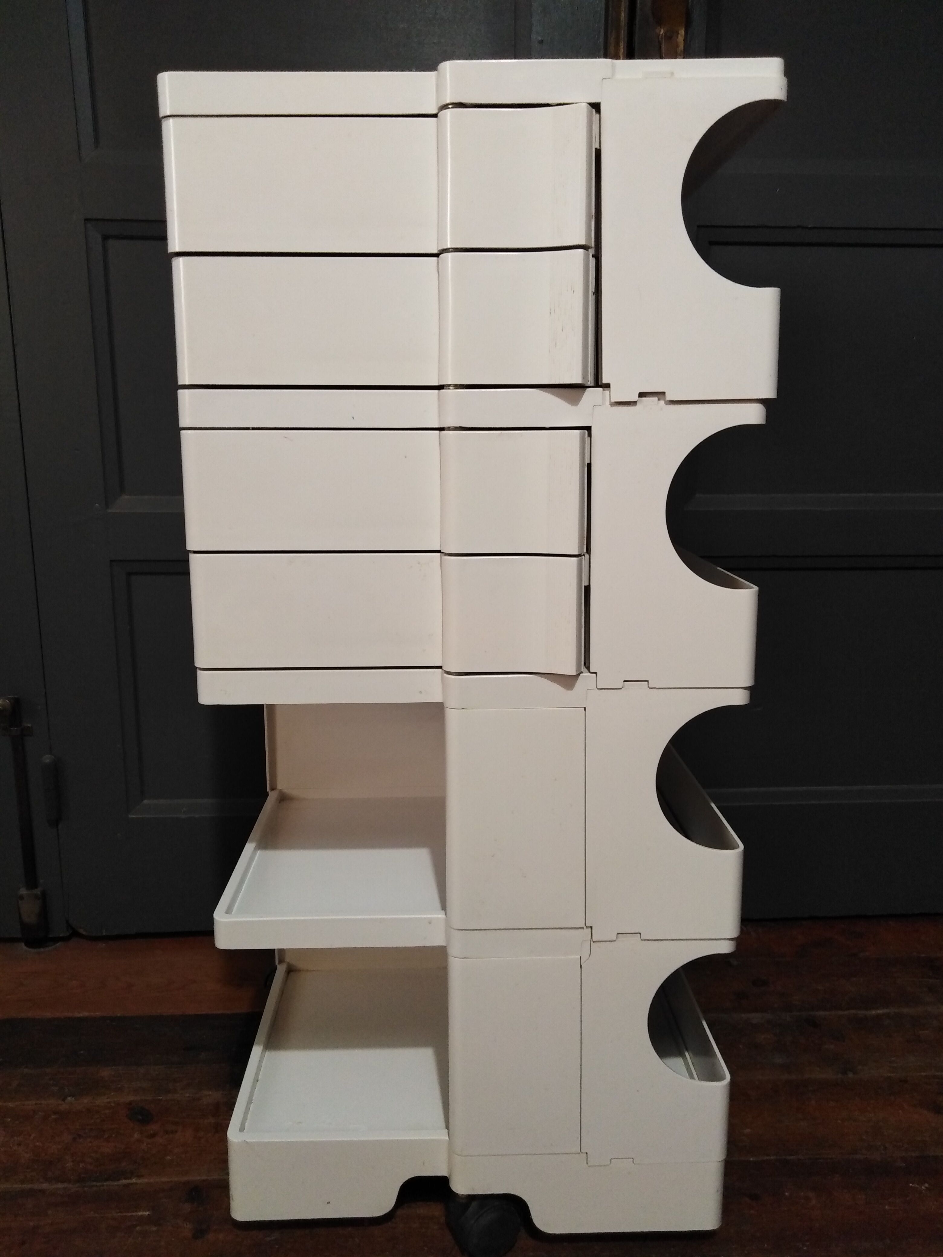 Joe Colombo - serves Boby Trolley