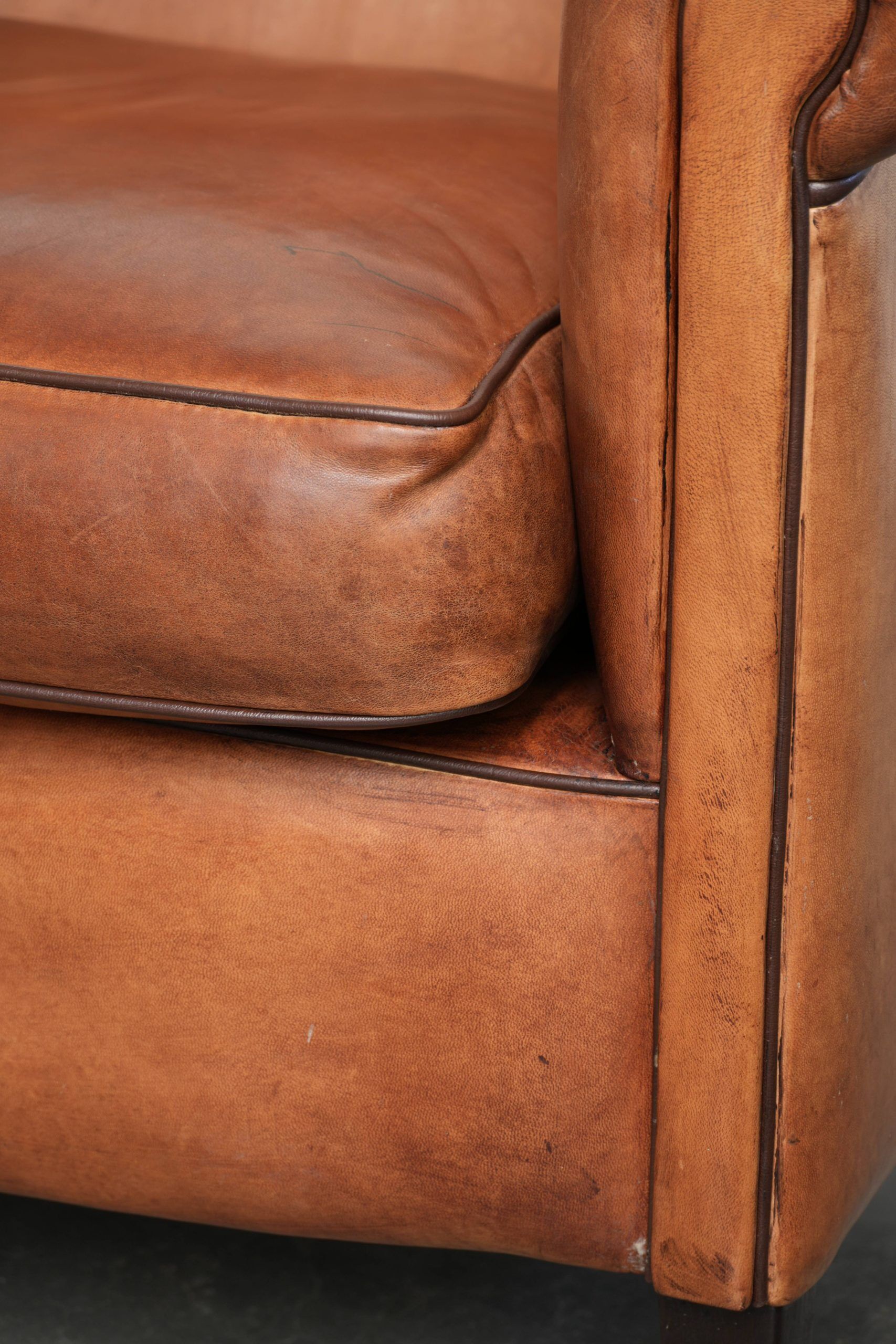 Sheepskin 2-seater sofa with a warm cognac brown colour scheme