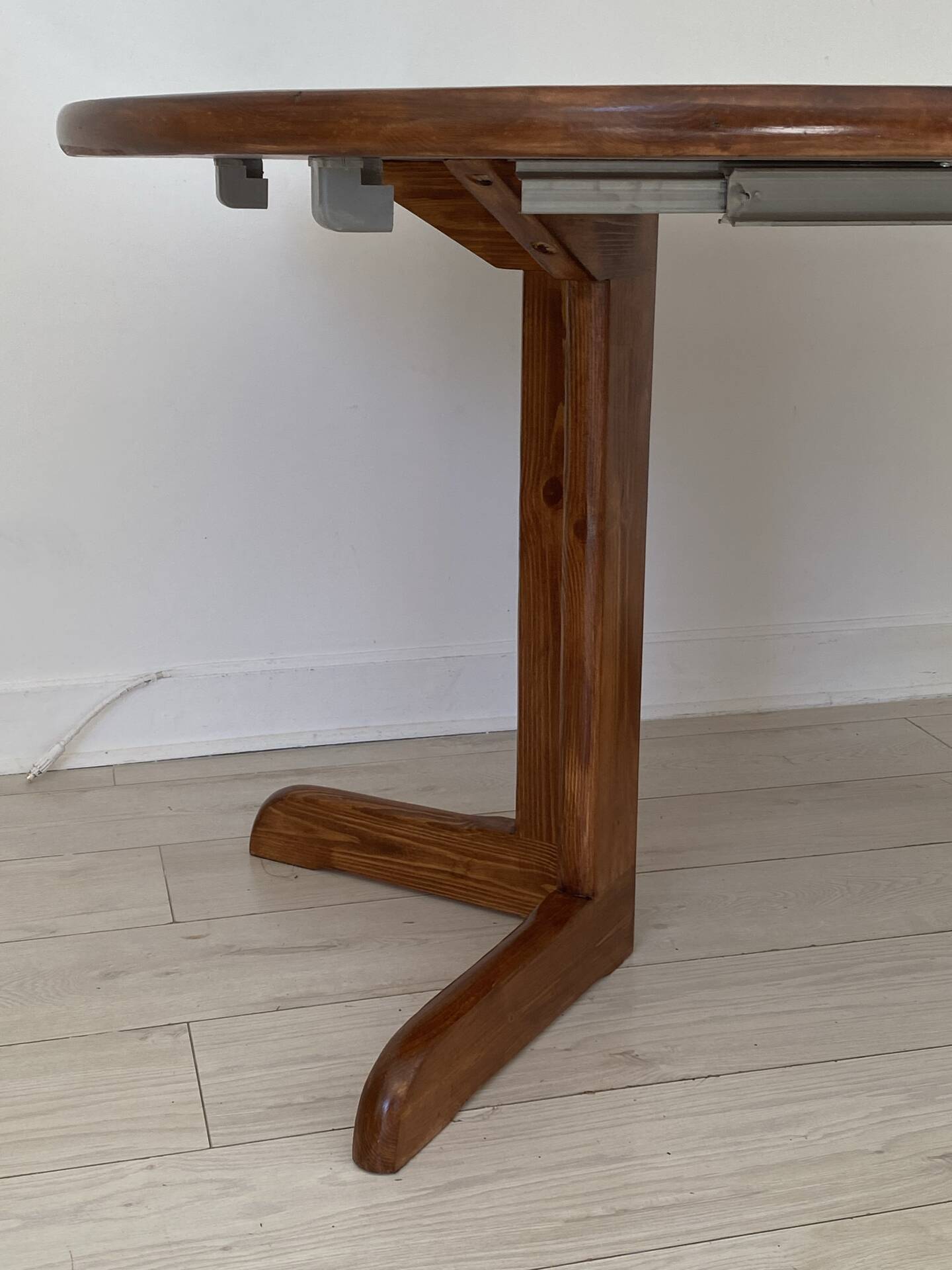 Extendable table for 4/6 people in pine.