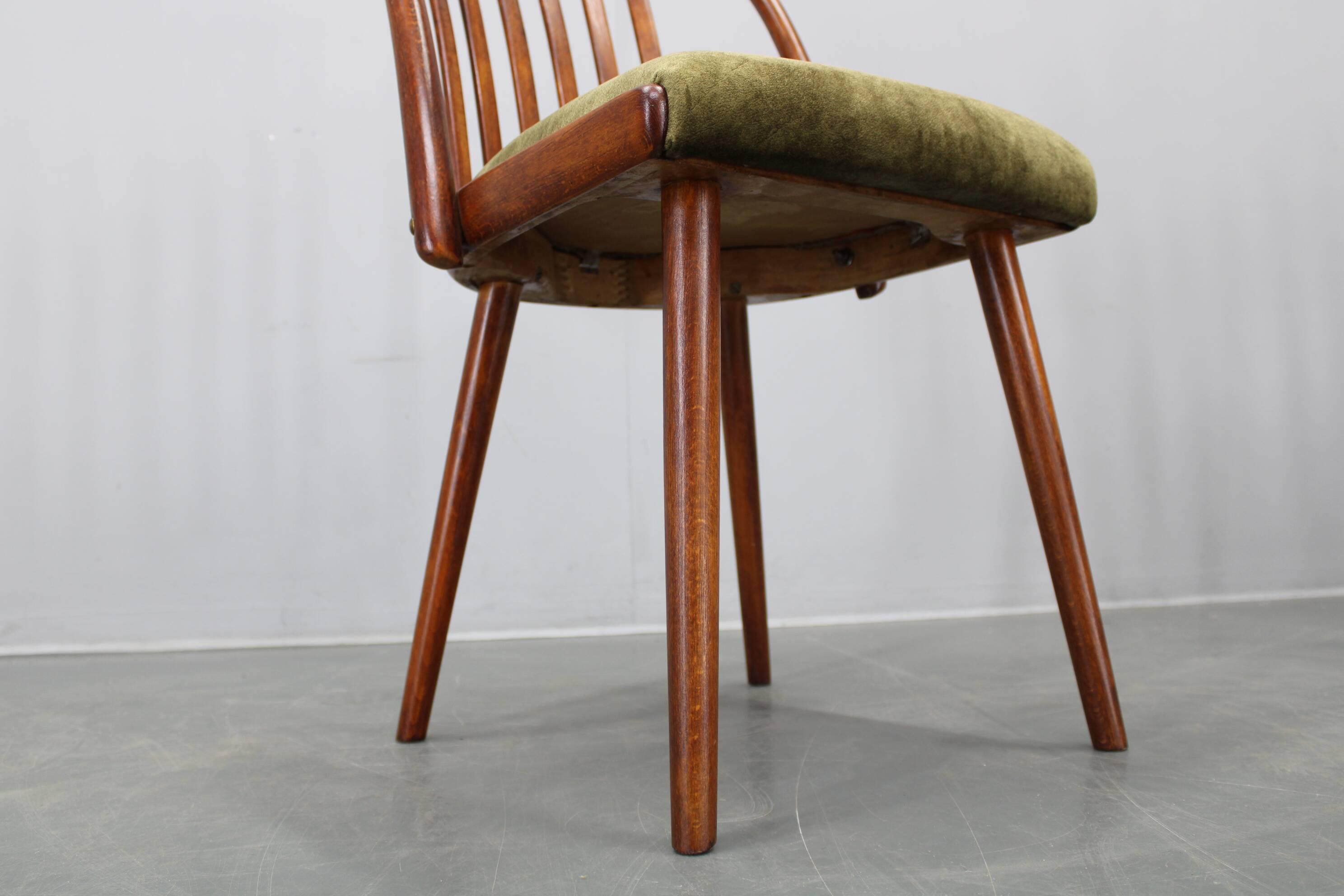 Ensemble de quatre chaises de salle à manger Šuman en hêtre, style milieu du siècle, datant des années 1960, avec revêtement restauré.