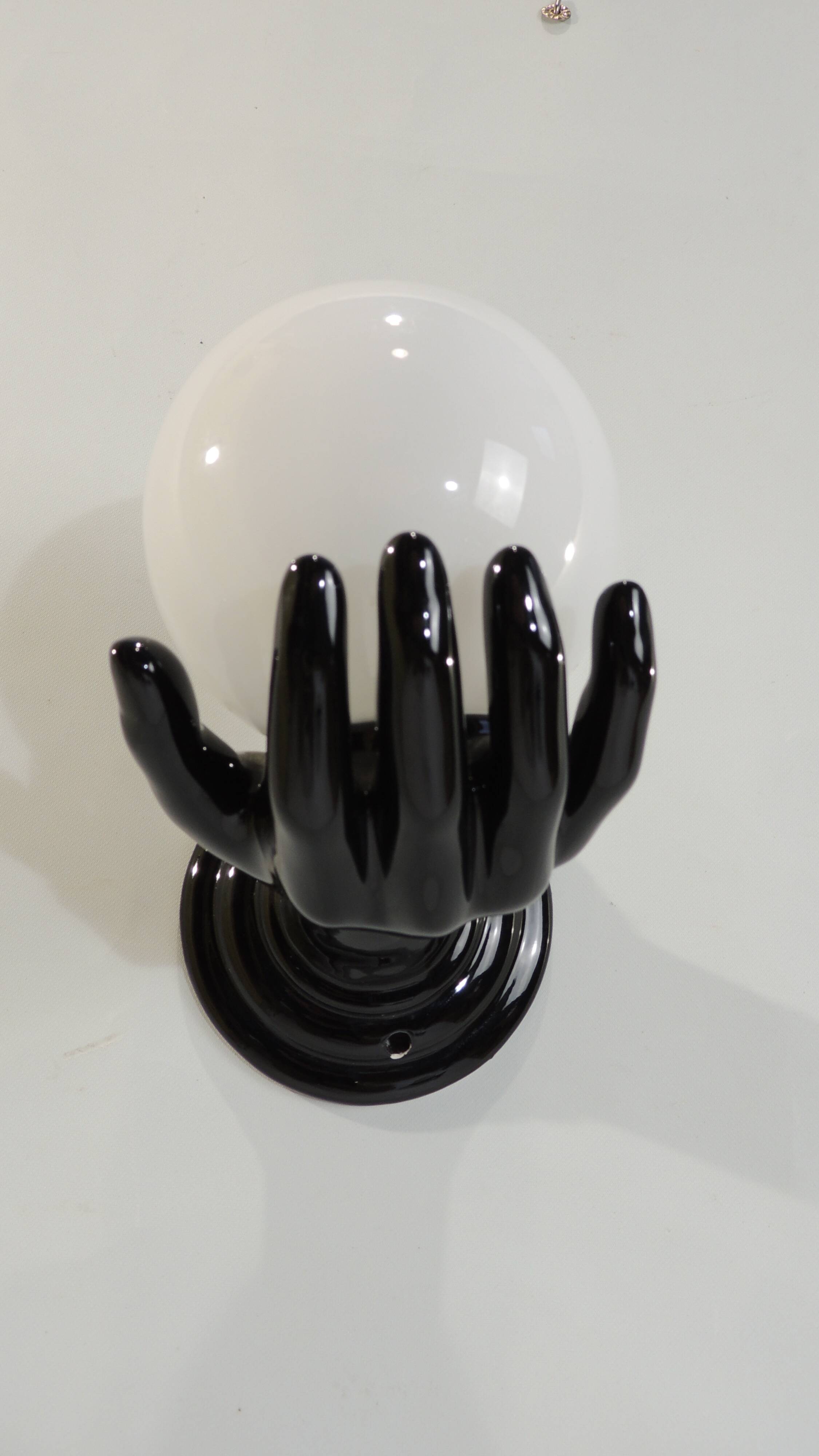 Paire d’appliques mains noires tenant un globe en opaline, années 70