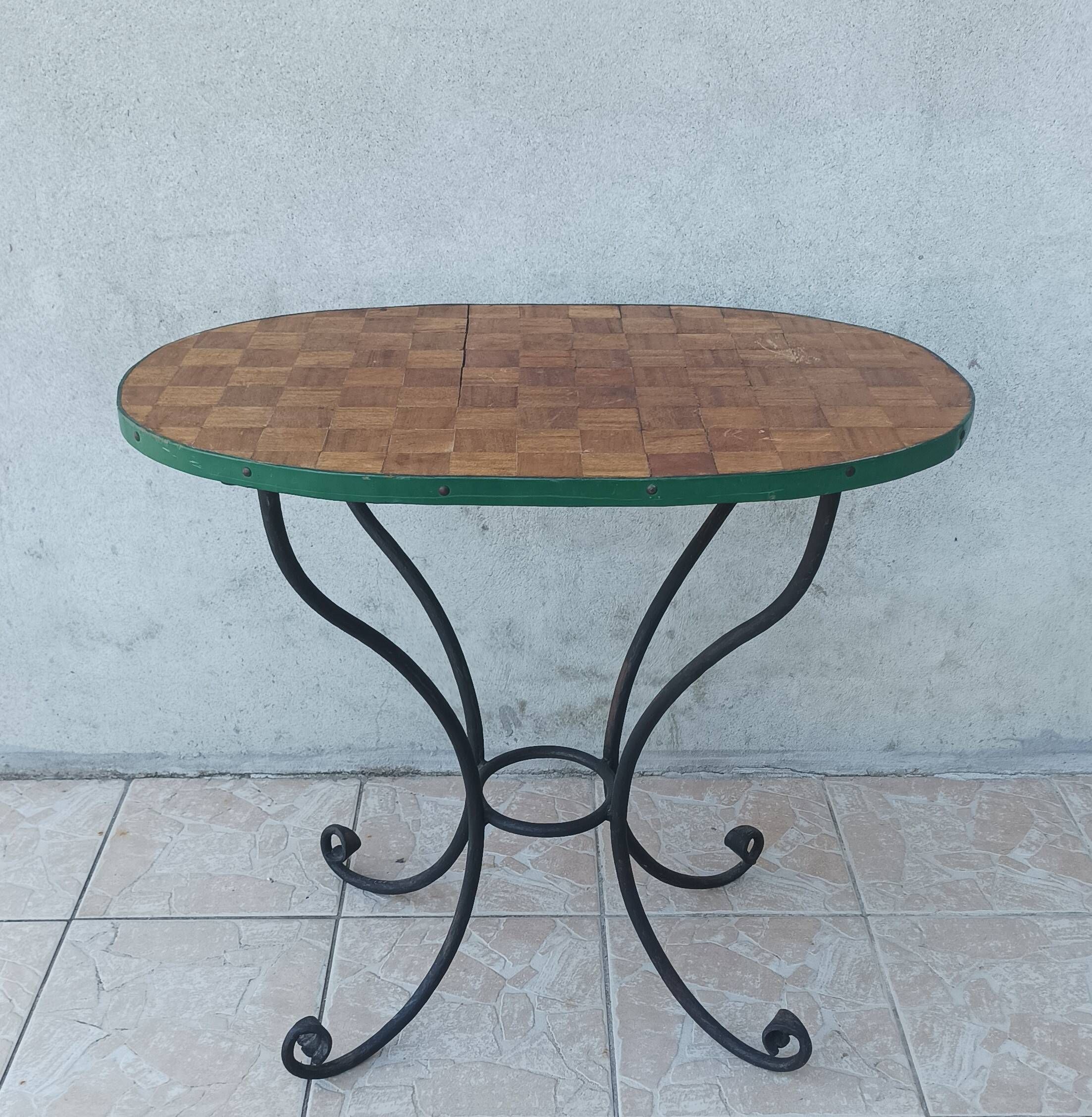 Bistro table in wrought iron and walnut