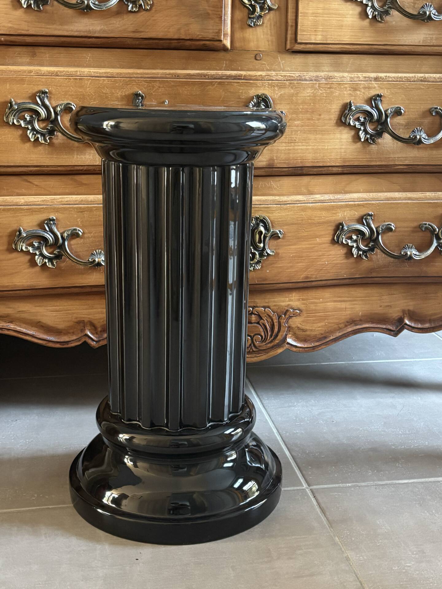 Black ceramic column