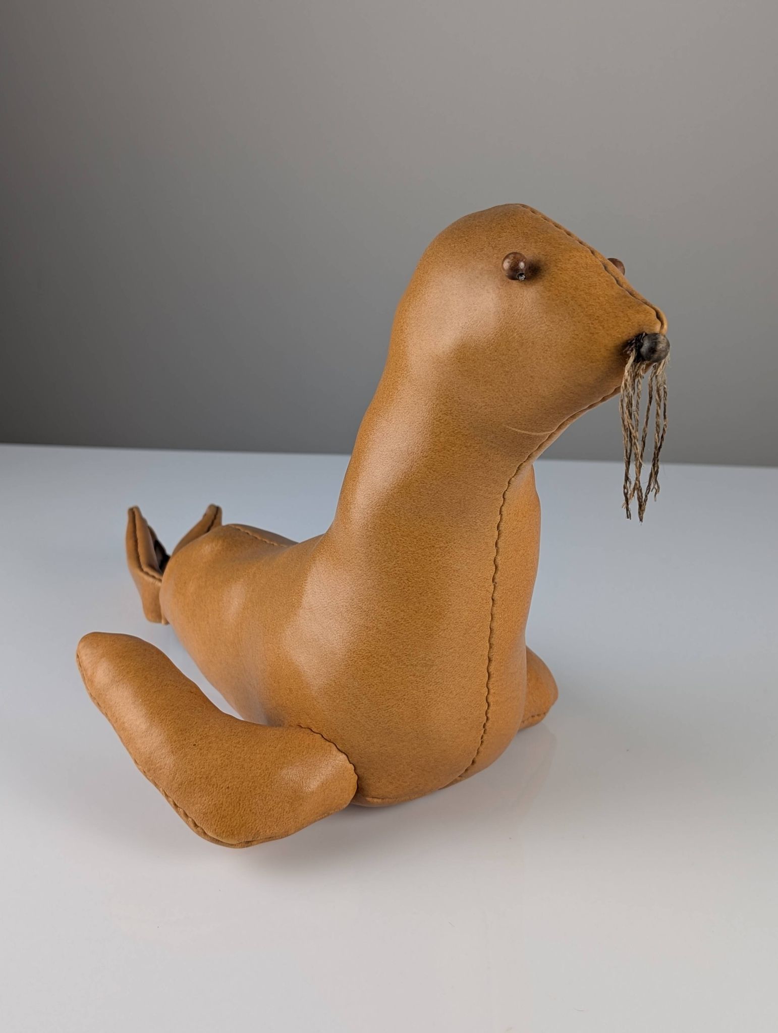 Phoque en cuir Sculpture décorative vintage années 1970