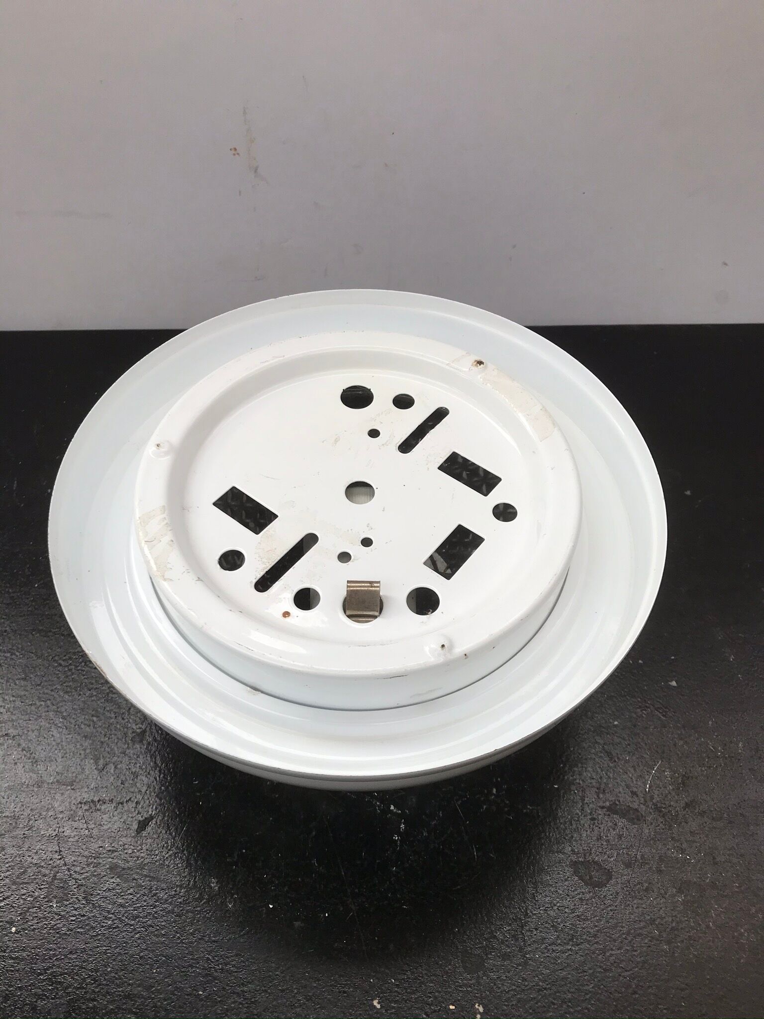 Platfonr Applied Rond Moulded Glass - Vintage White Metal Support