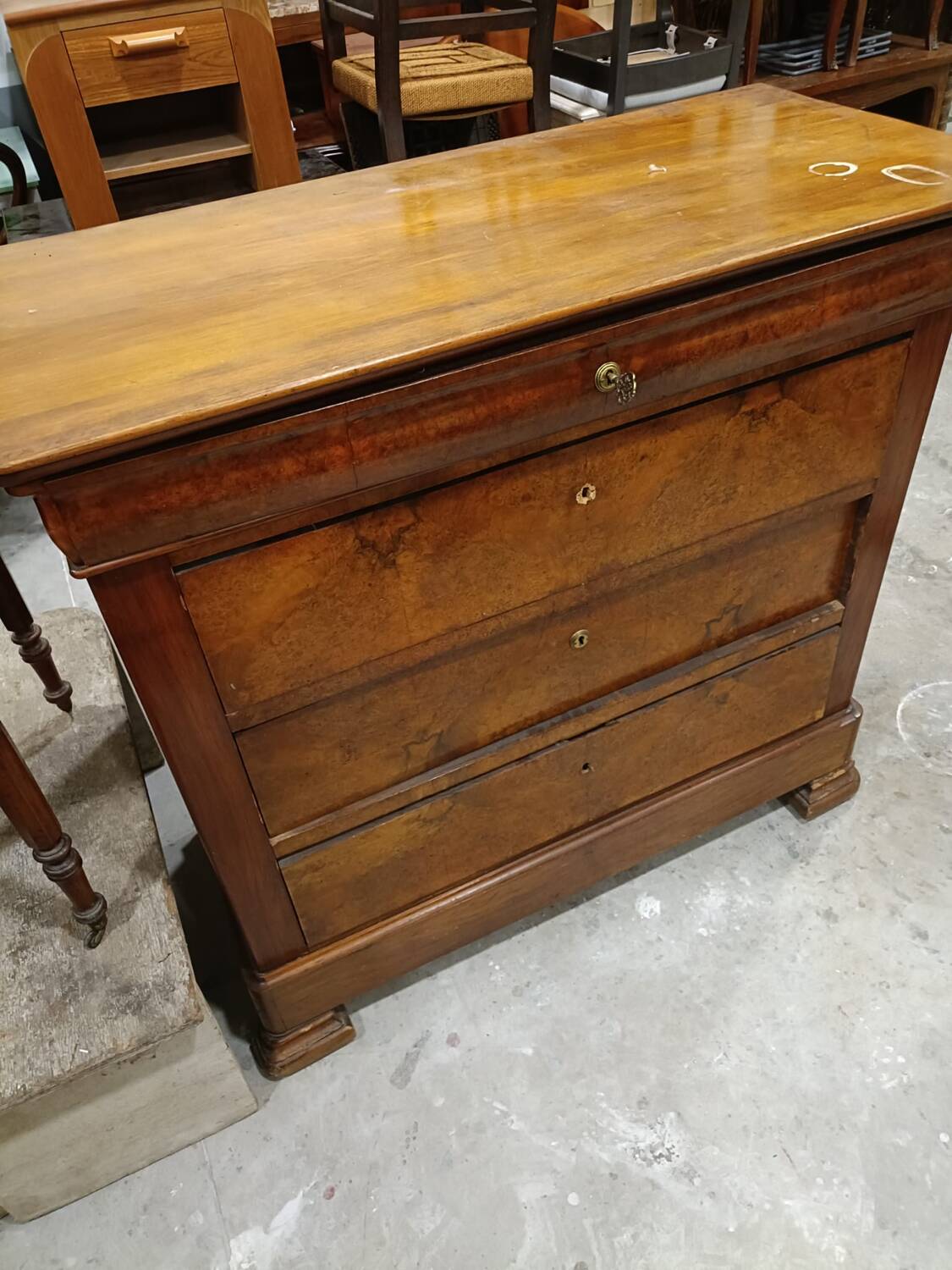 Louis Philippe commode from the mid-19th century, walnut.