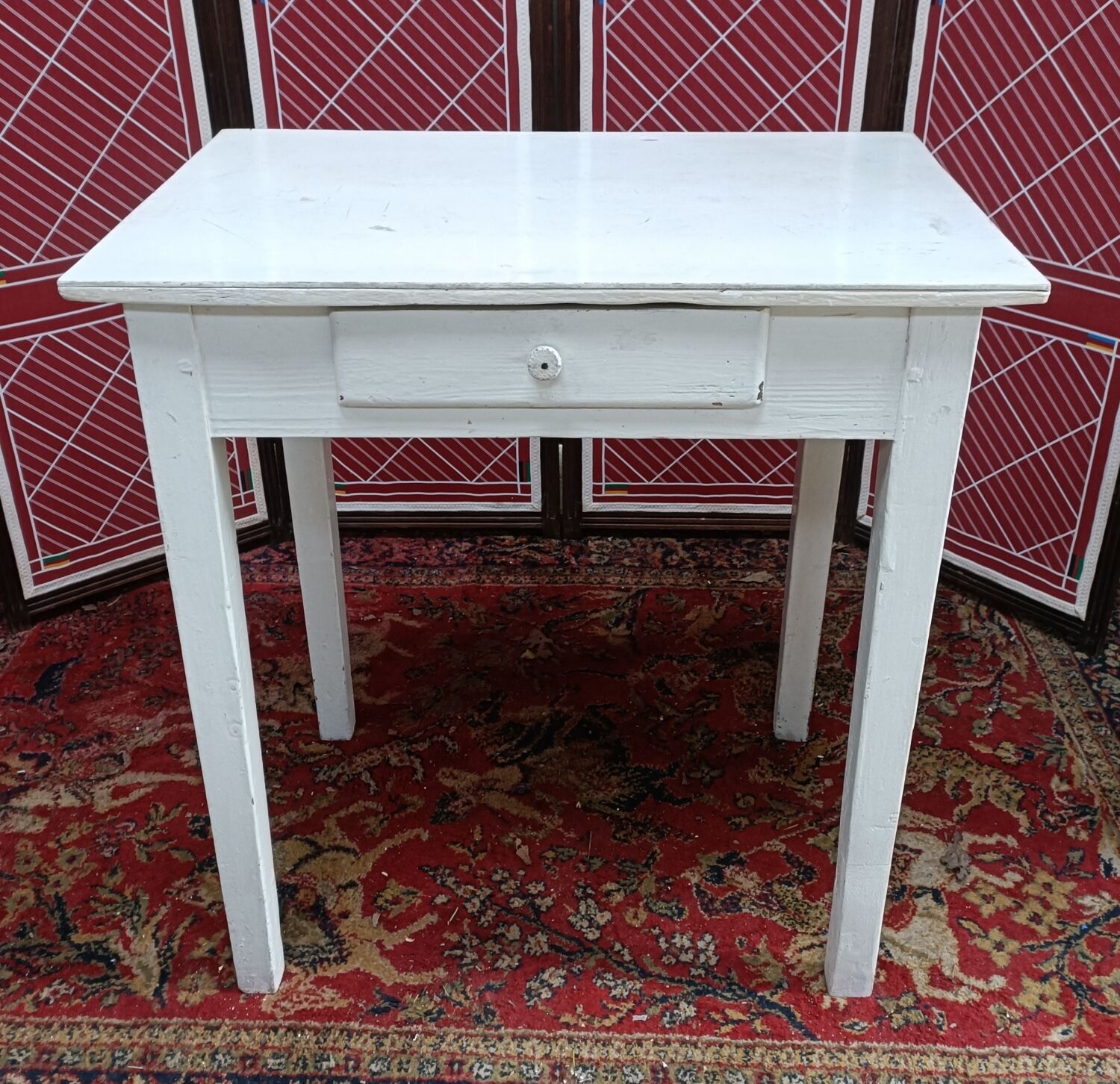 Table d'appoint vintage en bois avec tiroir