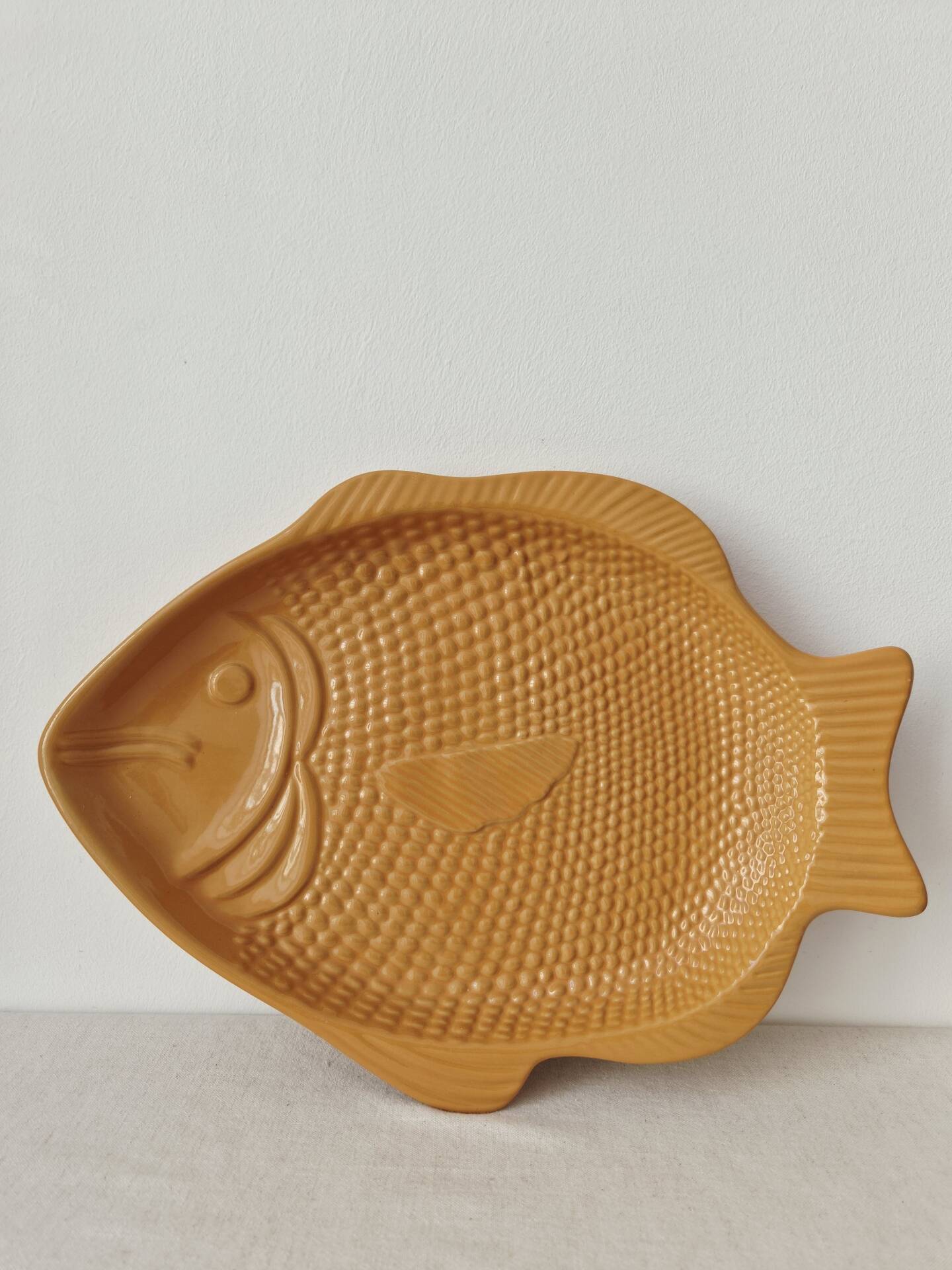 Plat vintage en barbotine poisson