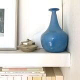 Soliflore artisanal en céramique bleue signée JS