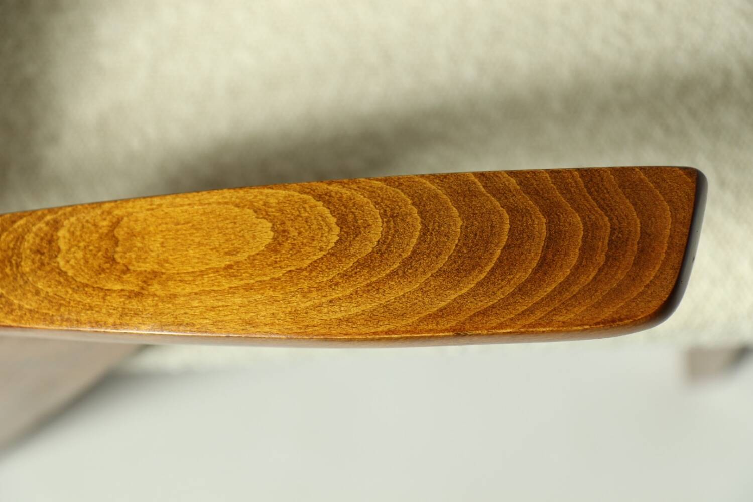 Fauteuil en bois et tissu bouclette beige clair restauré, design Puchala 1970