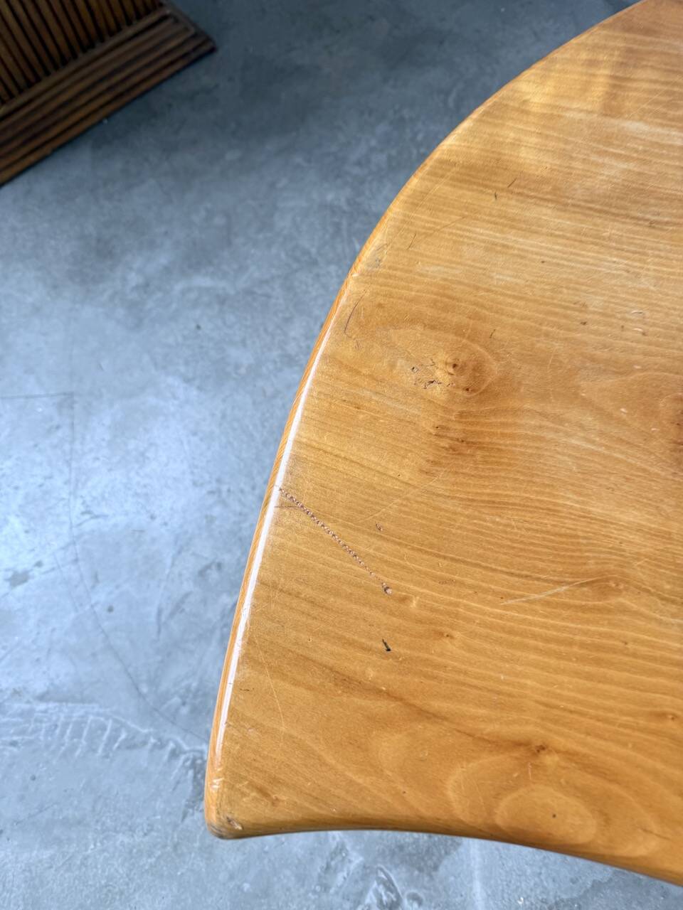 Tables basses en orme formant une goutte