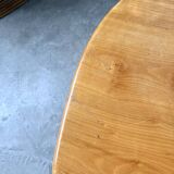 Tables basses en orme formant une goutte